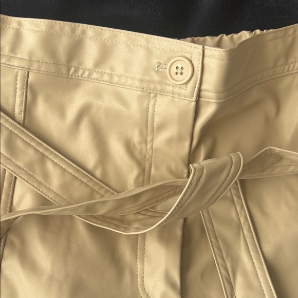 NWT Women's plus size faux leather Cream Shorts with Belt - Picture 2 of 6